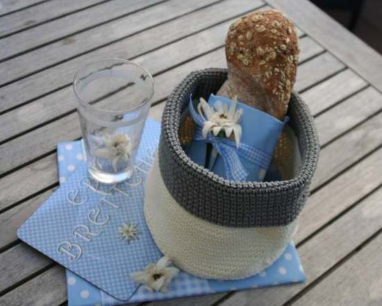 Geschenkeset Frühstück in himmelblau mit Frühstücksbrettchen, passenden Servietten, Korb und Trinkglas Geschenkeset Frühstück in himmelblau mit Frühstücksbrettchen, passenden Servietten, Korb und Trinkglas