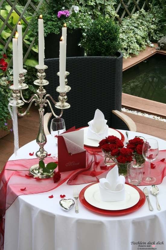 Tischdekoration zum Candlelight Dinner oder Heiratsantrag im Ganzen