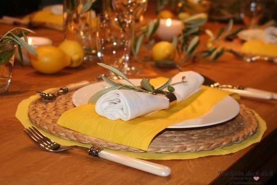 Italienische Tischdekoration in gelb mit Zitronen