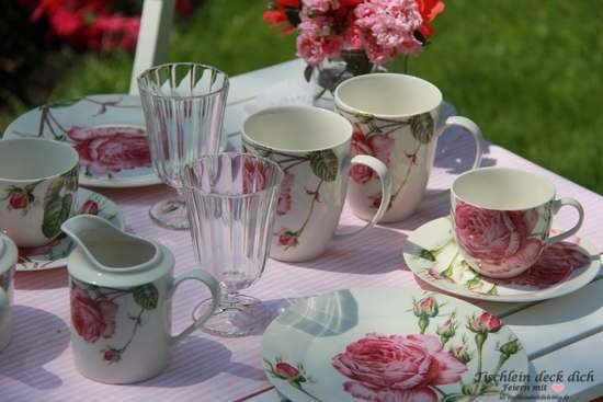 Tischdeko Rosengeschirr im Garten mit Kaffeetasse Rosen