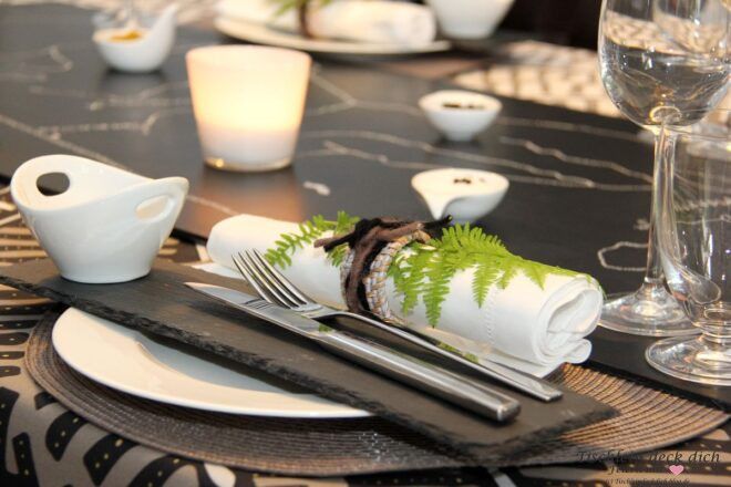 Serviettendekoration mit Farn aus dem Garten