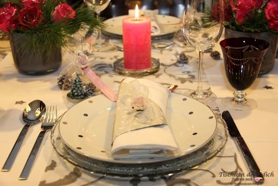 Elegante Weihnachtstafel Tischdekoration zu Weihnachten