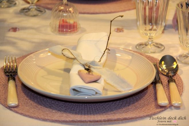 Tischdekoration-romantischer-Valentinstag
