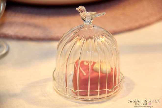 Kleine Glashaube mit Petit four