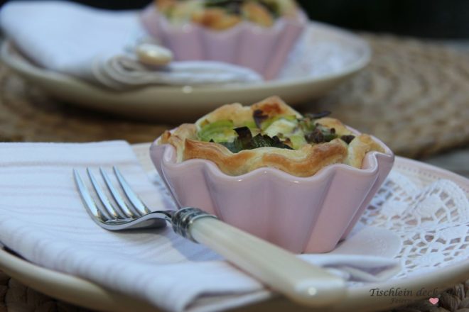 Lauchtarte im Keramikmuffinsförmchen