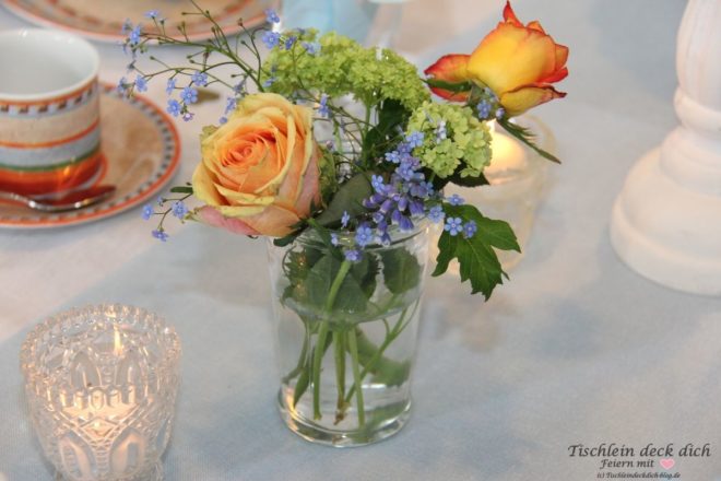 Blumenschmuck Frühling für den Geburtstagskaffee