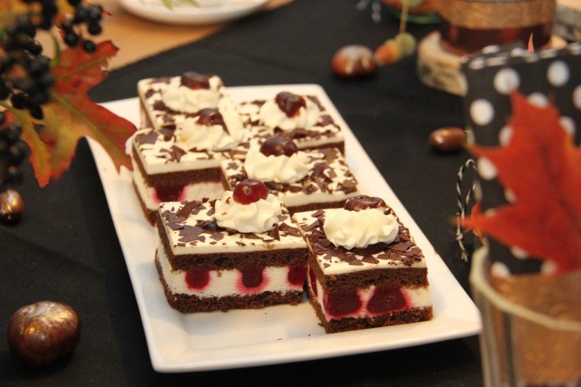 Herbstdeko Schwarzwälder Kirsch Torte