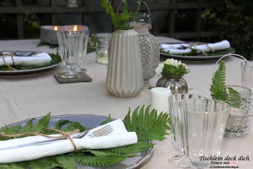 Tischdekoration mit Farn in grau weiß gruen
