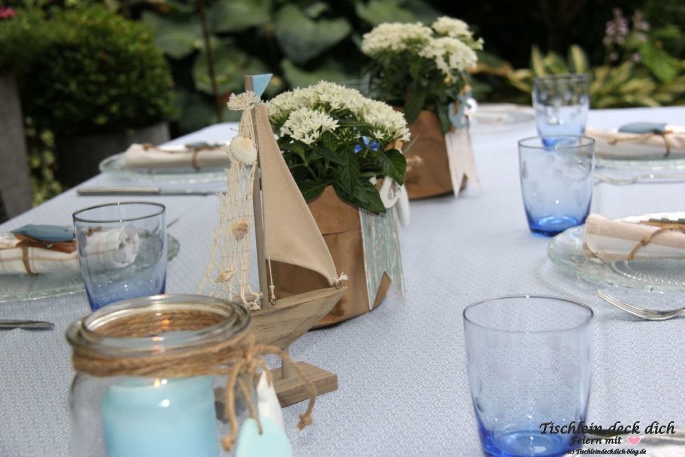 Maritime Tischdekoration mit Segelboot