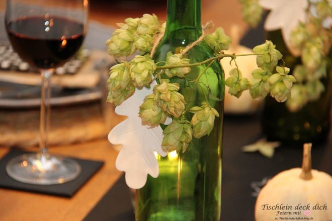 herbstliche Tischdekoration mit Hopfen