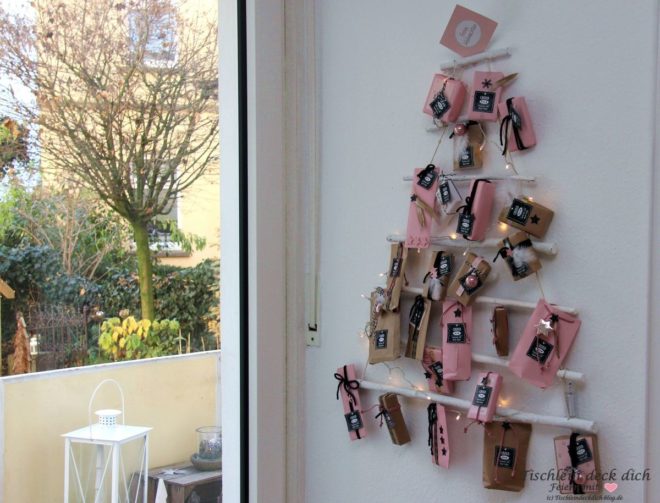 adventskalender-weihnachtsbaum, rosa Päckchen am Weihnachtsbaum aus Holz