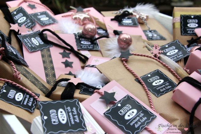 Adventskalender mit rosafarbenen kleinen Paketen