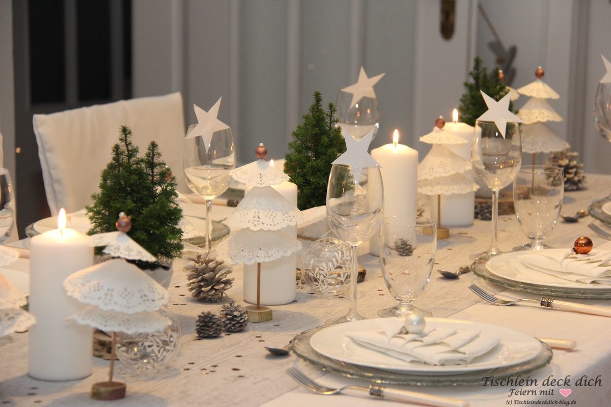 Weihnachtliche Tischdekoration mit Tortenspitzenbäumchen Tischlein