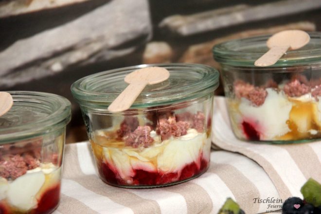 Fruehstueck mit Etagere Joghurt