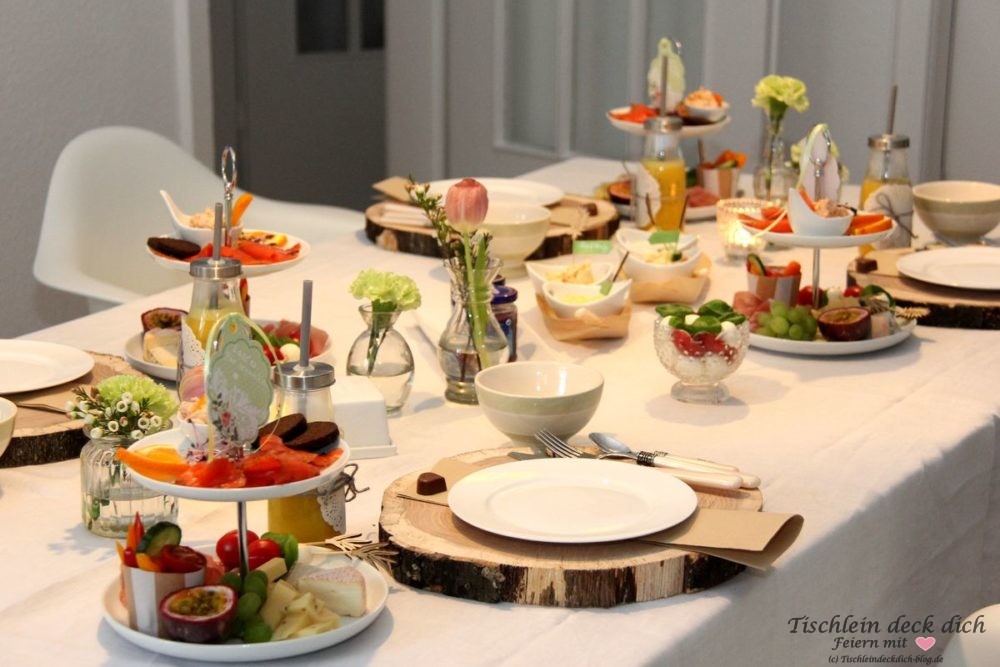 Fruehstueck mit Etagere Tischdeko