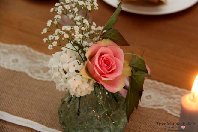 Vintage Blumendeko mit Rosen