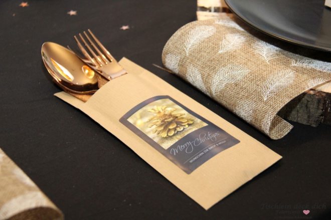 rustikale weihnachtliche Tischdekoration mit Baumscheiben