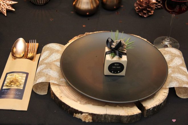 rustikale weihnachtliche Tischdekoration mit Baumscheiben