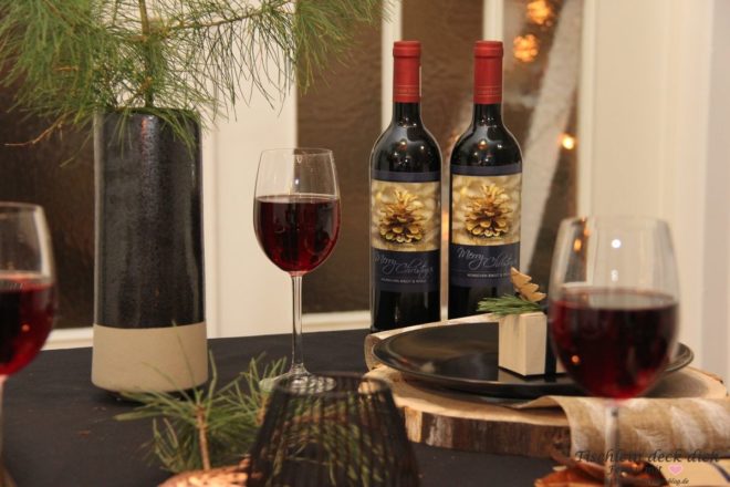 rustikale weihnachtliche Tischdekoration mit Baumscheiben