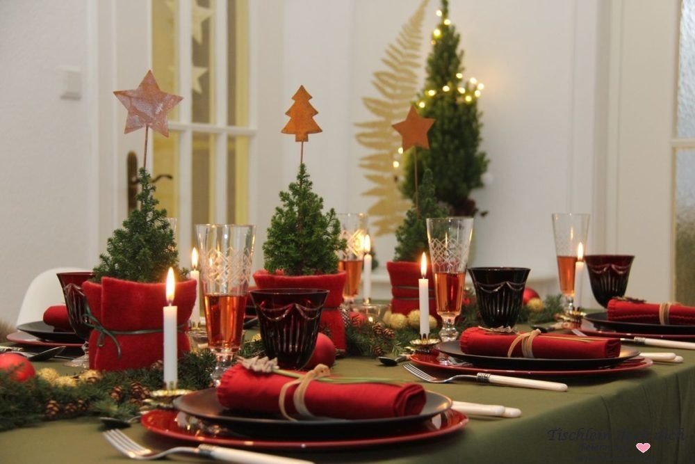 Klassische weihnachtliche Tischdekoration in grünrot Tischlein deck dich