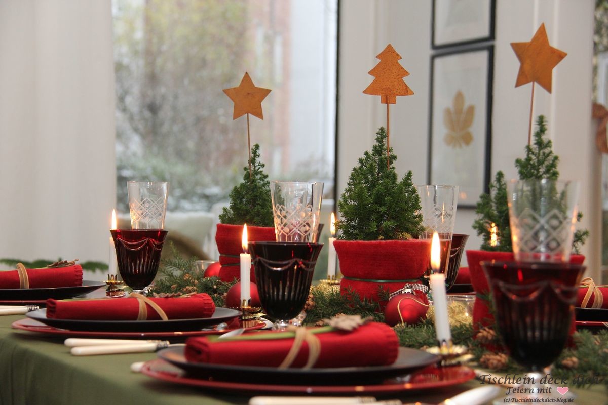 klassische weihnachtliche Tischdekoration