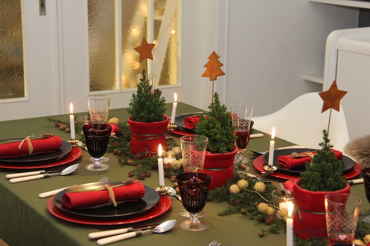 Klassische weihnachtliche Tischdekoration in grünrot Tischlein deck dich