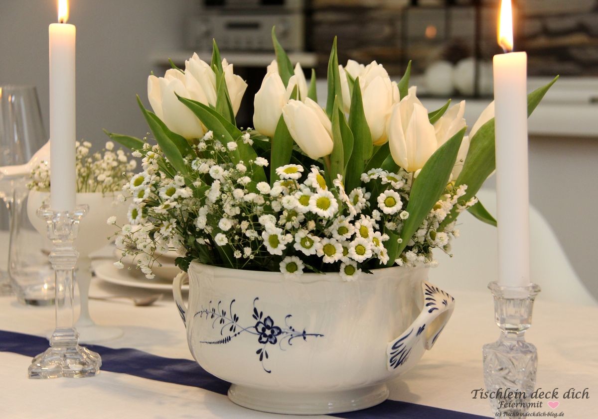 weiße Tulpen in einer Suppenschüssel dekorieren