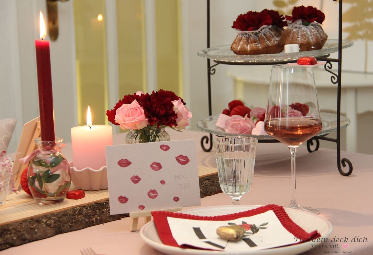 romantische Tischdekoration in rosa und rot