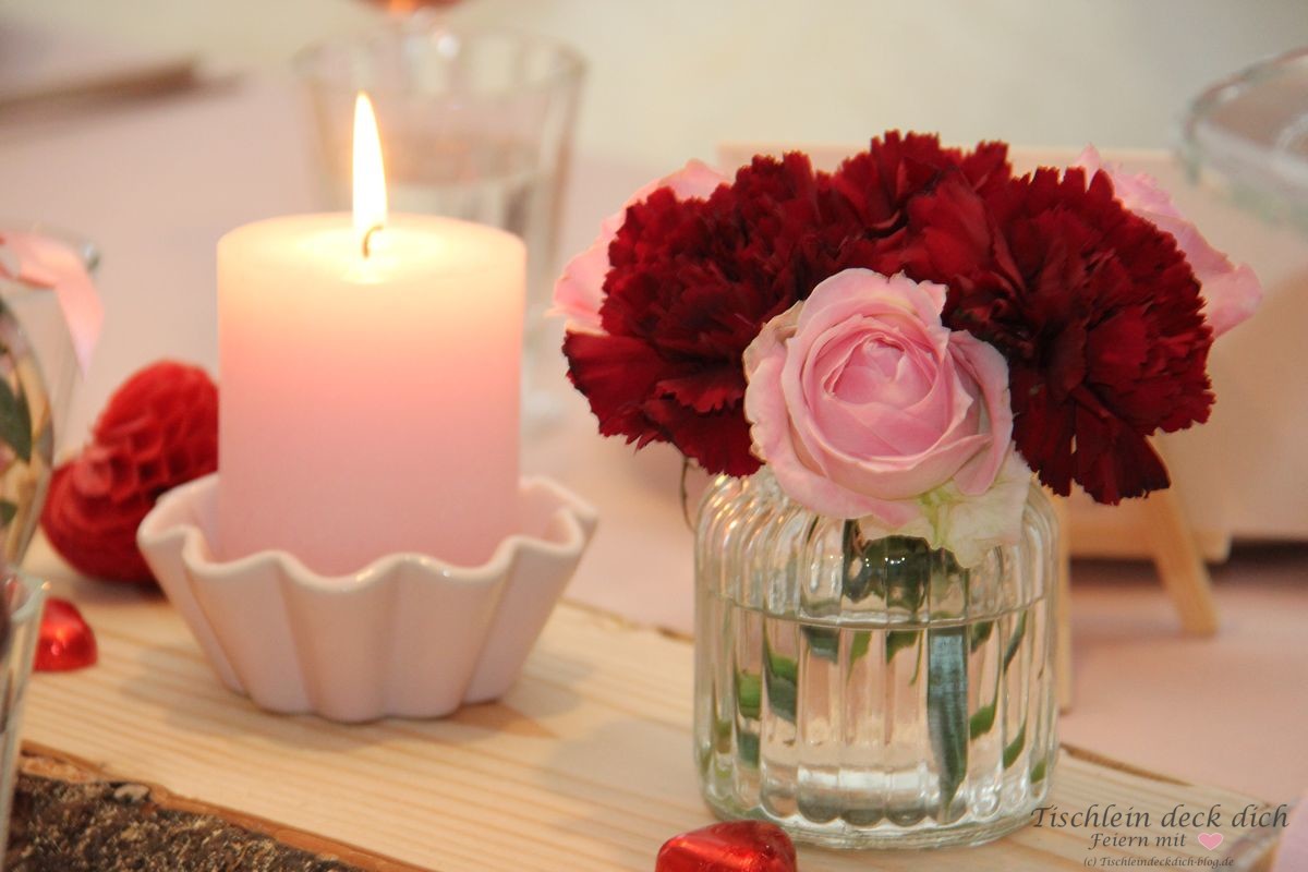 romantische Tischdekoration zum Valentinstag