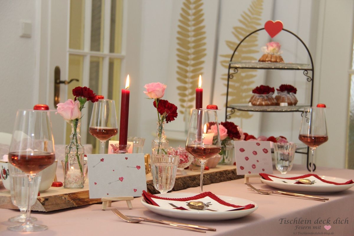 Tischdeko für den Valentinstag in rosa und rot
