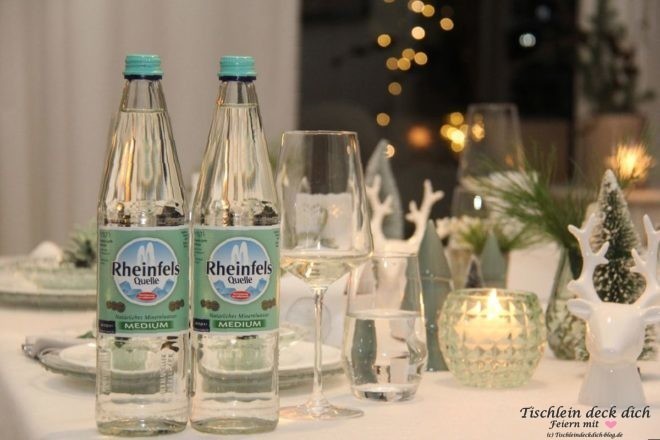 weihnachtliche Tischdekoration mit Rheinfelquelle im Scandi Style