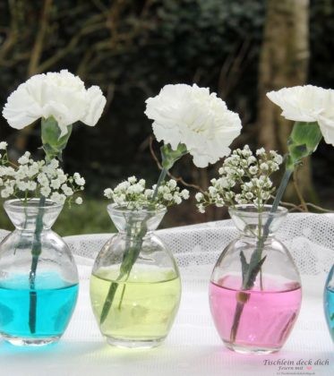 Blumendeko-mit-gefaerbten-Wasser