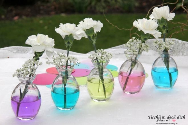 Blumendeko-mit-gefaerbten-Wasser