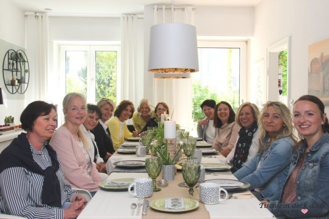 Freundinnen beim Geburtstagsfrühstück