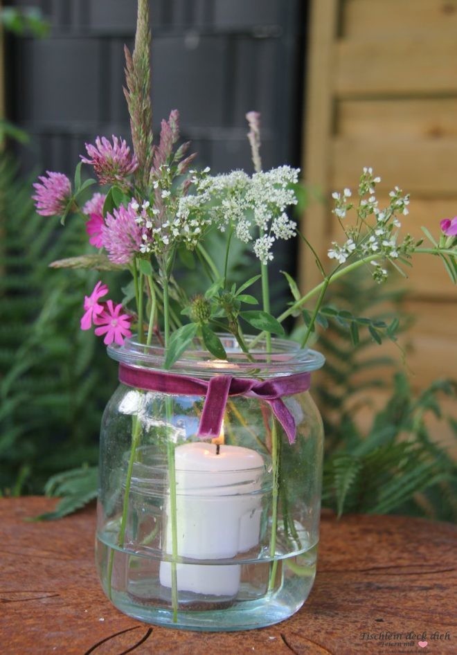 Windlicht mit Wiesenblumen, romantisches Weckglas mit Kerze