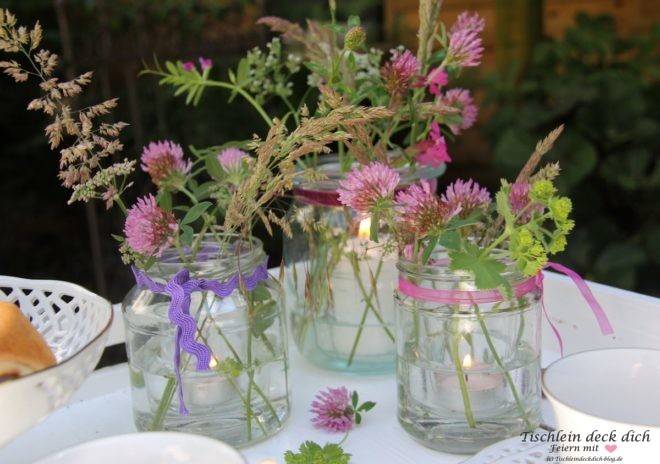 Windlichter mit Wiesenblumen bringen Stimmung in den Garten