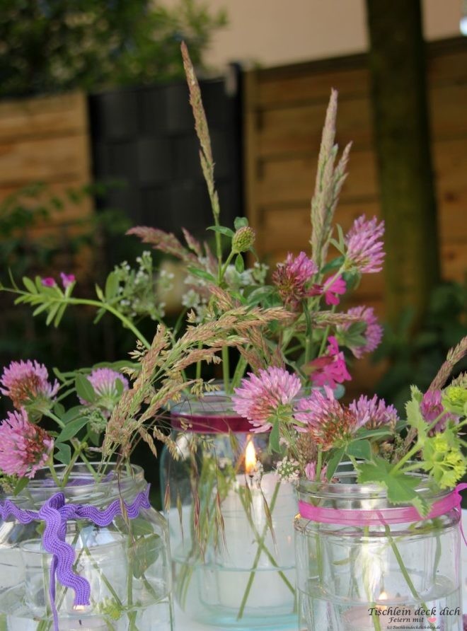 Romantisches Blumen-Kerzen Arrangement für den Garten