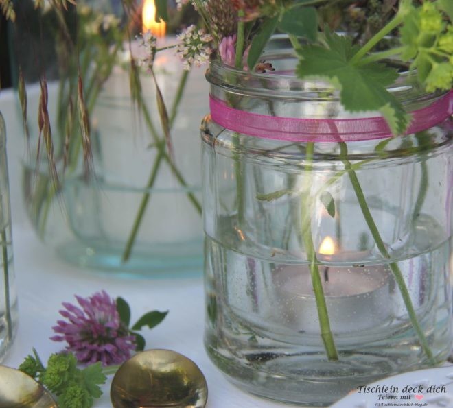 Windlichter mit Wiesenblumen und Teelicht im Glas