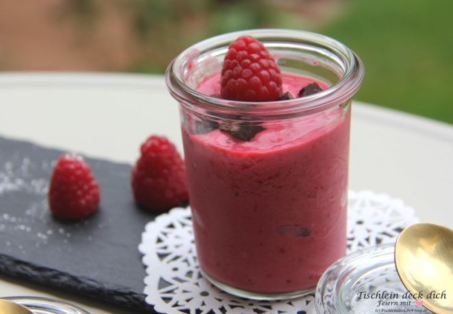 Dessert Dekoration mit Himbeeren