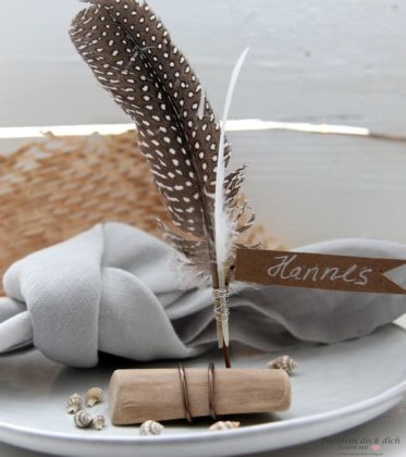 Tischkarten-basteln-mit-Treibholz-und-Federn