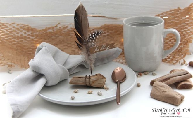 Maritime, sommerliche Tischdekoration mit Treibholz