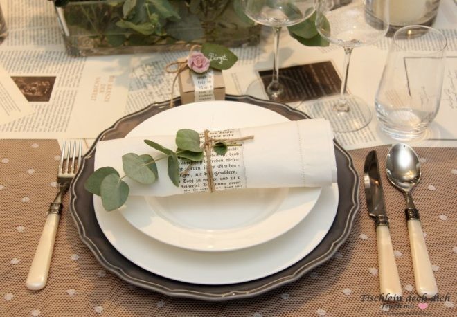 Serviettendeko im Vintagestyle mit alten Buchseiten und Eukalyptus