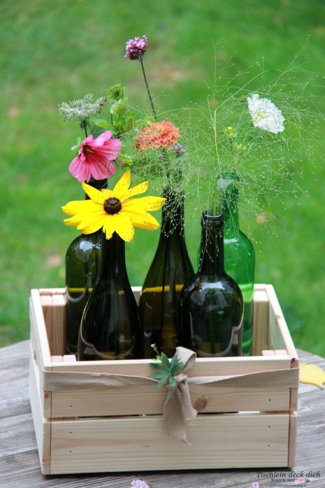 Weinflaschen Upcycling für Wiesenblumen