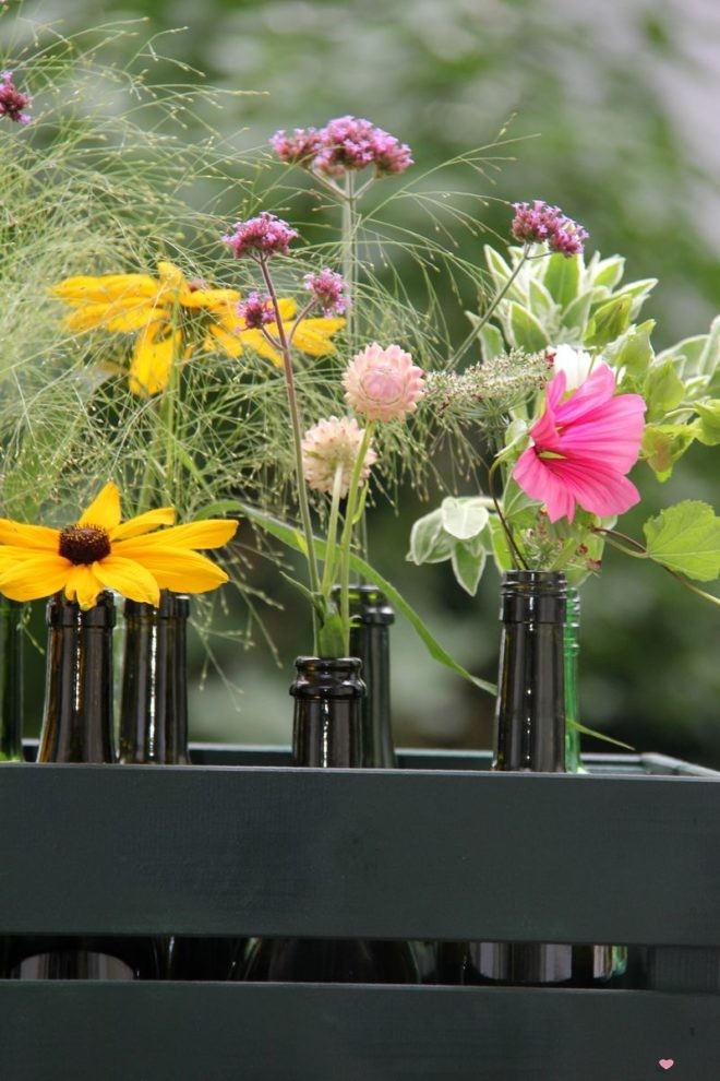 Blumendekoration in Weinflaschen - Upcyclingidee