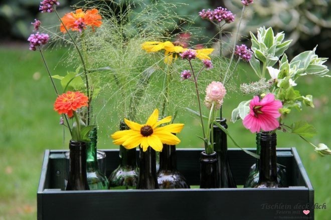 Weinflaschen Upcycling für Wiesenblumen
