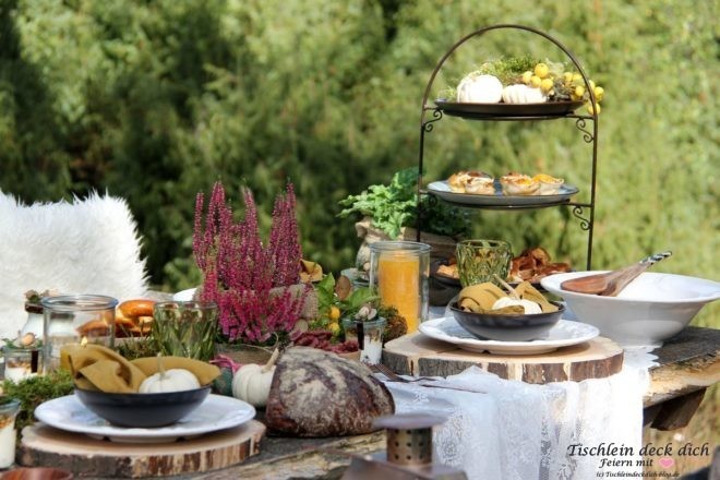 Picknick im Wald herbstlich dekoriert