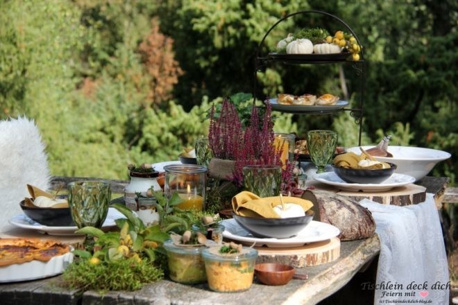 Picknick im Wald herbstlich dekoriert