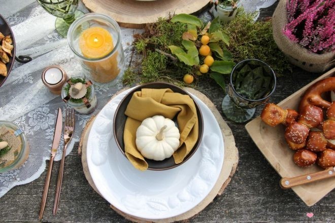 Picknick im Wald herbstlich dekoriert