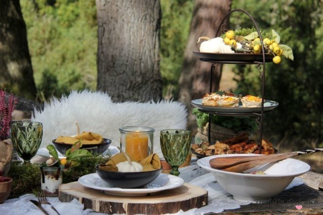 Waldpicknick im Herbst