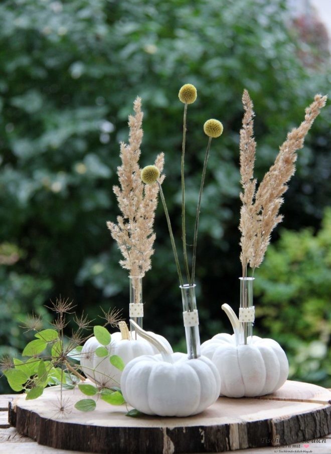 Baby Boos Kürbisse herbstlich dekoriert